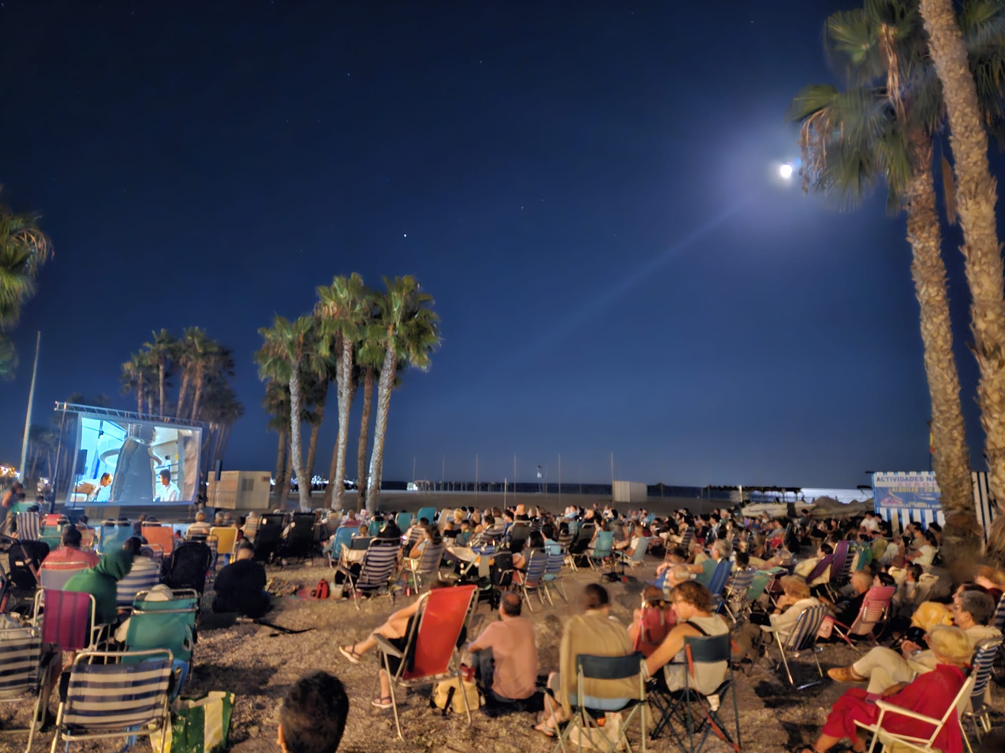 La iniciativa 'Una playa de cine' reúne a un millar de personas los lunes de agosto en las playas de Almuñécar
